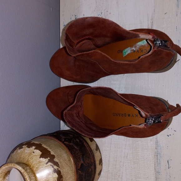 LUCKY BRAND WINE COLORED LEATHER, ZIP BACK ANKLE BOOTS - Picture 4 of 13